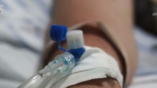 VIDEO &bdquo;Era foarte trist&rdquo;. Ce l-a făcut pe paznicul băncii din Brăila să &icirc;și taie g&acirc;tul &icirc;n fața colegilor și &icirc;n ce stare se află bărbatul