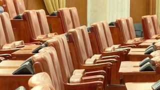 VIDEO &bdquo;Aici nu se muncește&rdquo;. Vacanță prelungită &icirc;n Parlament