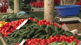 VIDEO &bdquo;Ne limităm și cumpărăm ce putem&rdquo;. Legume rom&acirc;nești la prețuri foarte mari