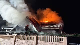 VIDEO Un preot a murit &icirc;n propria casă. Omul a fost găsit carbonizat, după ce flăcările au cuprins toată locuința