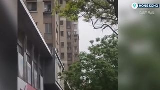 VIDEO Furioasă pe soț, o femeie a aruncat zeci de mii de dolari de la balcon