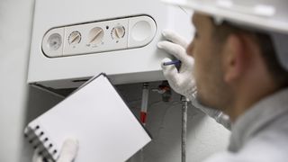 Orașele din Rom&acirc;nia care au interzis centralele individuale de apartament. Decizia este &bdquo;&icirc;n ograda primăriilor&rdquo;, spune șeful Gărzii Naționale de Mediu