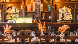 (P) Locul din București unde plătești doar jumătate din consumație. Cum a devenit &bdquo;Half Bill Club&rdquo; un fenomen urban