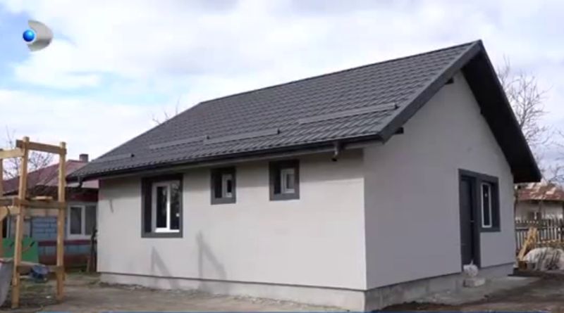 Casa în care tatăl locuiește acum cu cei mici