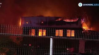 VIDEO Incendiu la un service auto din județul Galați