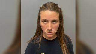 O profesoară de școală elementară riscă să stea ani grei după gratii pentru "relații nepotrivite cu foștii elevi&rdquo;