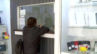 VIDEO C&acirc;nd banii se termină, creativitatea &icirc;ncepe. Ce mai duc rom&acirc;nii la casele de amanet pentru a trăi de la o zi la alta