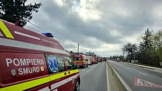 Accident &icirc;ntre un autoturism și un microbuz. Nouă copii și doi adulți au ajuns la spital