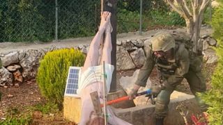 Val de furie după ce un soldat israelian distruge cu ciocanul statuia lui Iisus Hristos &nbsp;