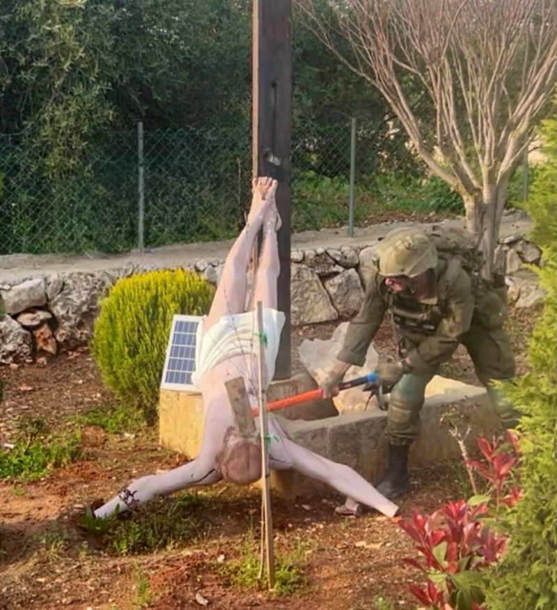 Val de furie după ce un soldat israelian distruge cu ciocanul statuia lui Iisus Hristos  