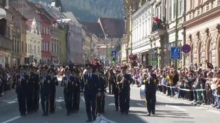 VIDEO &bdquo;Așa ceva nu cred că există &icirc;n altă parte&rdquo;. Parada junilor din Brașov, spectacol tradițional