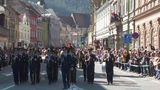 VIDEO &bdquo;Așa ceva nu cred că există &icirc;n altă parte&rdquo;. Parada junilor din Brașov, spectacol tradițional
