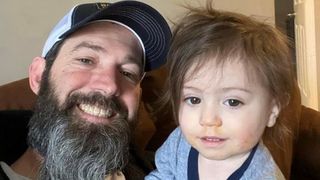 Un copil de 3 ani l-a &icirc;mpușcat pe fratele său de 2 ani. Ce pedeapsă au primit părinții