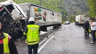 Accident grav &icirc;n V&acirc;lcea. Un șofer a rămas blocat &icirc;n cabină, după ce două TIR-uri au fost implicate &icirc;n impact
