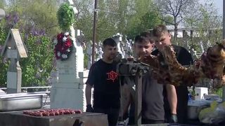 VIDEO Paștele Blajinilor, sărbătorit cu grătare &icirc;n cimiterele din Buzău
