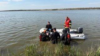 Trupul unui bărbat de 47 de ani a fost găsit &icirc;ntr-un lac din Prahova. Omul era căutat de luni, c&acirc;nd a căzut din barcă