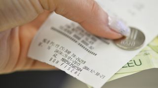 Pericolul nevăzut al bonurilor fiscale! Legea obligă clienții să pună m&acirc;na pe h&acirc;rtia toxică p&acirc;nă la ieșirea din magazine