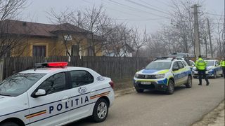 Un bărbat a făcut prăpăd &icirc;ntr-un sat din Covasna. A intrat cu toporul &icirc;n magazin, după care a spart geamurile primăriei și a distrus o mașină de poliție
