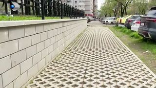 VIDEO Trotuarul &bdquo;antipieton&rdquo; dintr-un cartier din Iași: modernizare cu pavele găurite, o adevărată provocare pentru locuitori