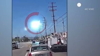 VIDEO Un avion de mici dimensiuni s-a prăbușit &icirc;n parcarea unui magazin din Los Angeles