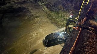 VIDEO Un t&acirc;năr șofer a plonjat cu mașina &icirc;ntr-un r&acirc;u, &icirc;n Suceava. &Icirc;n ce stare a fost găsit