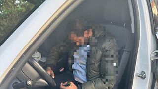 Hoțul adormit din T&acirc;rgu-Jiu, prins &icirc;n fapt! Gorjeanul era &icirc;n lumea viselor c&acirc;nd s-a trezit &icirc;ncătușat direct din mașina din care voia să fure