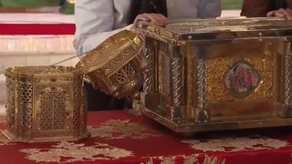 VIDEO Capul Sf&acirc;ntului Gheorghe a fost adus pentru prima dată de pe Muntele Athos. Mii de credincioși s-au &icirc;nchinat la moaște