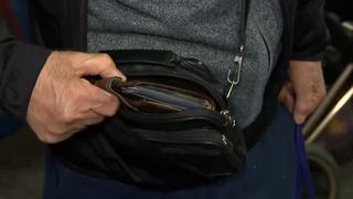 VIDEO Portofelele rom&acirc;nilor răm&acirc;n &icirc;nchise. Teama de sărăcie și inflația crescută schimbă obiceiurile de consum