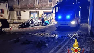 Un t&acirc;năr a murit după ce s-a izbit cu mașina de o casă, &icirc;n Italia. Șoferul avea doar 19 ani