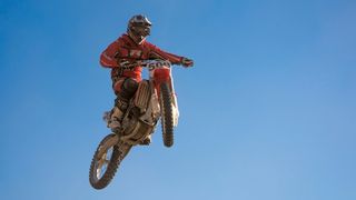 (P) Ce echipamente de MX sau enduro sunt cele mai durabile și confortabile &icirc;n 2026? TOP 12 recomandări potrivite pentru pasionații de motociclete