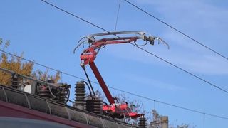 VIDEO Filmul tragediei care a băgat un copil de 11 ani &icirc;n spital. Mario s-a electrocutat după ce a urcat pe un vagon pentru o poză