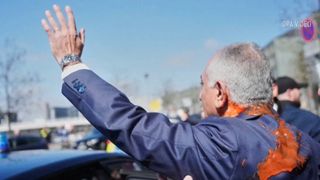 VIDEO Fiul Șahului, atacat &icirc;n fața presei din Berlin. Fostul prinț din Iran a fost stropit cu lichid roșu &icirc;n timpul unui protest