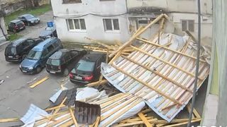 Un bărbat a murit după ce a fost lovit de acoperișul blocului, desprins din cauza v&acirc;ntului puternic