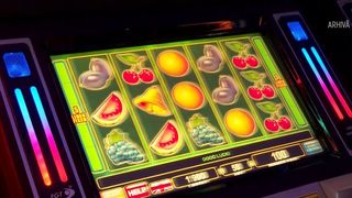 VIDEO Controversă &icirc;n Bihor. Un constructor acuzat că a jucat la păcănele banii pentru ridicarea unei case, achitat de Curtea de Apel