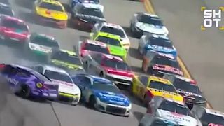 VIDEO Carambol uriaș pe circuitul Nascar. 26 de mașini au fost implicate &icirc;n accident