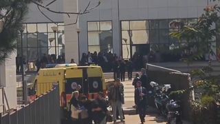 Un bătr&acirc;n de 89 de ani a deschis focul &icirc;n Atena. A rănit un angajat la Casa de Pensii, după care a &icirc;mpușcat 4 femei pe stradă