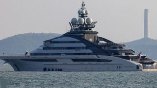 Un miliardar rus a trecut fără probleme cu superyachtul prin Str&acirc;mtoarea Ormuz