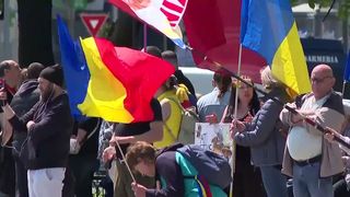 VIDEO Proteste și tensiuni &icirc;n fața Palatului Victoria și a tribunalului. Sindicaliștii și susținătorii lui Călin Georgescu cer demisia Guvernului Bolojan