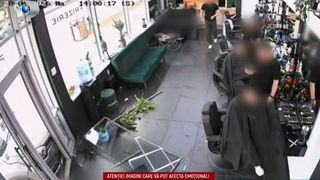 VIDEO O mașină scăpată de sub control distruge intrarea unei frizerii din Bacău