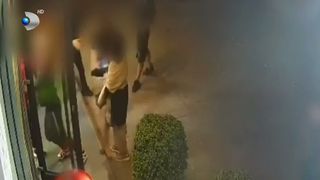 VIDEO Scandal violent &icirc;n fața unui magazin din Iași! Agresorul a devenit victimă &icirc;n busculada creată