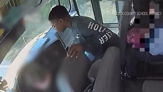 VIDEO Elevii din Mississippi au reușit să evite o tragedie după ce șoferița autobuzului a leșinat la volan