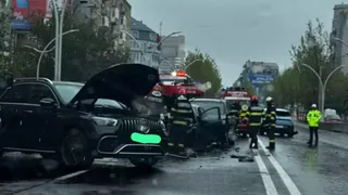 Accident cu patru mașini, &icirc;n Capitală. Un șofer a intrat pe contrasens și a lovit trei autoturisme 