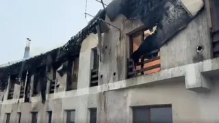 Două pensiuni s-au făccut scrum &icirc;nainte de a-și primi turiștii. Incendiu de proporții &icirc;n Tulcea