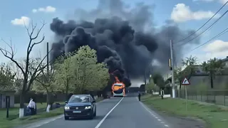 Un autocar cu 27 de persoane la bord a luat foc. Alarmă &icirc;n județul Tulcea 