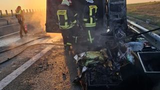 VIDEO Incendiu de proporții pe A1, &icirc;n apropiere de Pecica. Momentul &icirc;n care o dubă &icirc;ncărcată cu mobilă s-a făcut scrum