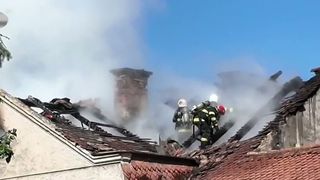 VIDEO Clădire istorică din Brașov, &icirc;n flăcări