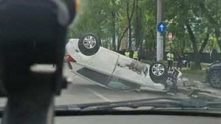O t&acirc;nără a ajuns la spital, după un accident &icirc;n care au fost implicate trei mașini, &icirc;n Capitală. Ce a făcut unul dintre șoferi &icirc;nainte de impact 