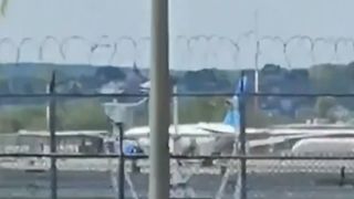 VIDEO Accident bizar pe aeroportul Newark. Un avion a lovit din plin un camion și un st&acirc;lp de iluminat &icirc;n timpul aterizării