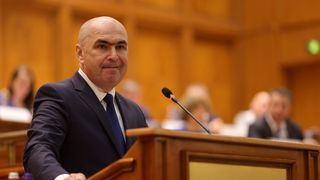 Zi decisivă pentru Guvernul condus de Ilie Bolojan. Moțiunea de cenzură inițiată de PSD-AUR, dezbătută și votată astăzi de Plenul Parlamentului. Cum votează parlamentarii