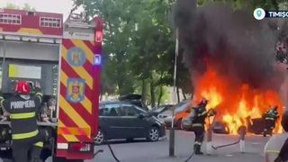VIDEO Incendiu puternic &icirc;n parcarea unui bloc din Timișoara! Trei mașini au luat foc